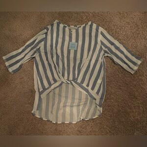 Hayden
Womens size medium
NWT
Blue and White Striped Top